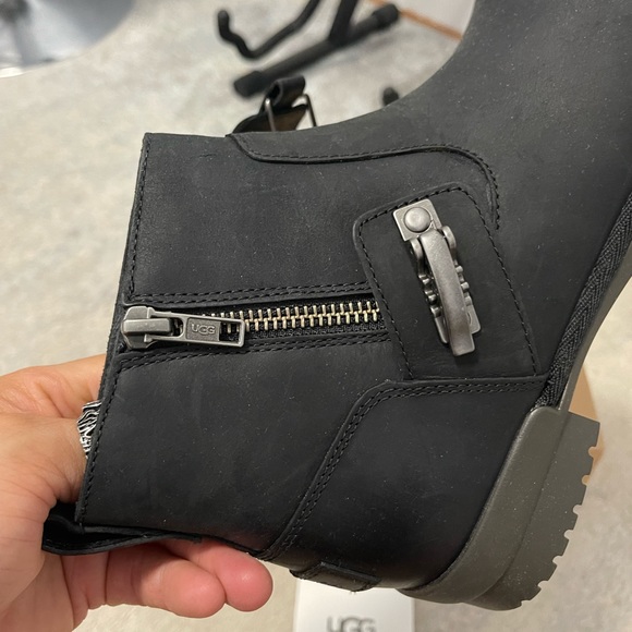 NIB Women’s Size 7 UGG Cheyne Zipper & Buckle Leather Ankle Boots In Black - Picture 10 of 13